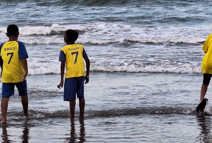 Ngefans Cristiano Ronaldo, Tiga Bocah di Peukan Bada Aceh Besar Kompak Kenakan Jersey Nomor 7