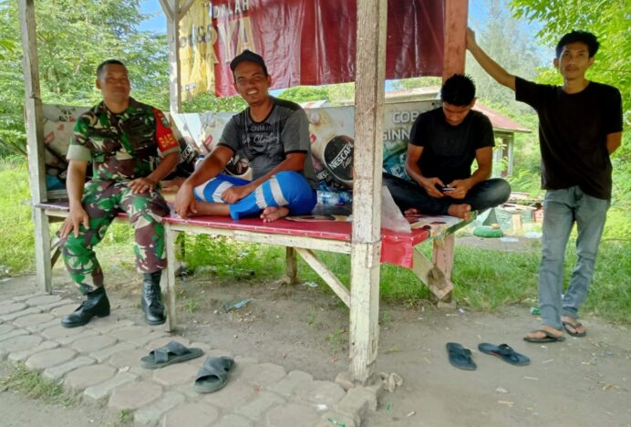 Babinsa Koramil 03/Lhoknga Lakukan Komsos Bersama Warga