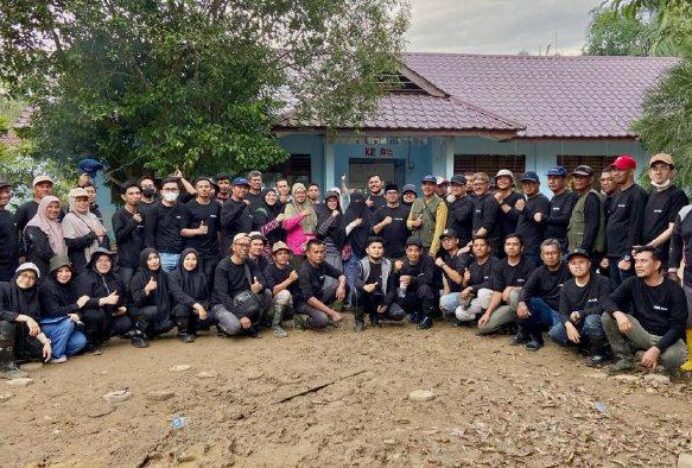 Dinas ESDM Aceh Kerahkan 70 Relawan Bersihkan Sekolah di Aceh Tamiang