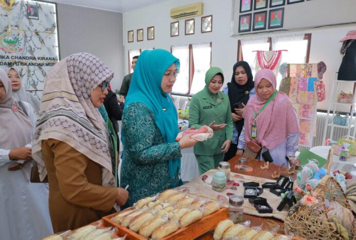 Ketua TP-PKK Aceh Besar Beri Penilaian Lomba Posyandu Cempaka Rindam IM