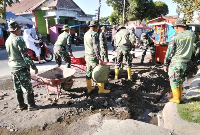 Personel Kodim 0119/Bener Meriah Bersihkan Lumpur di Puskesmas Lampahan Pasca Banjir