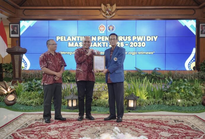 PWI Pusat Anugerahkan Anggota Kehormatan kepada Sultan HB X