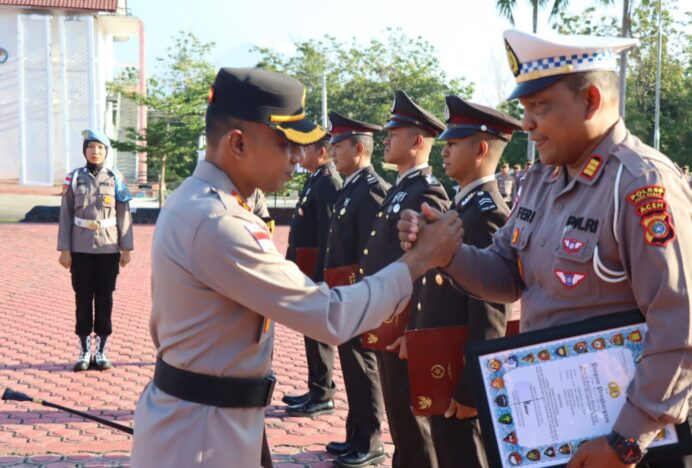 22 Personel Polres Aceh Besar Terima Tanda Kehormatan Satya Lencana Pengabdian