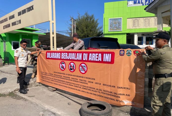 Satpol PP dan WH Himbau Pedagang Tidak Berjualan di Depan MPP Aceh Besar