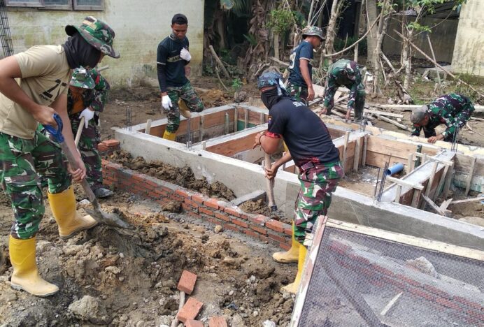 Prajurit TNI Bersihkan dan Renovasi SDN 19 Tanah Jambo Aye Aceh Utara Pascabanjir
