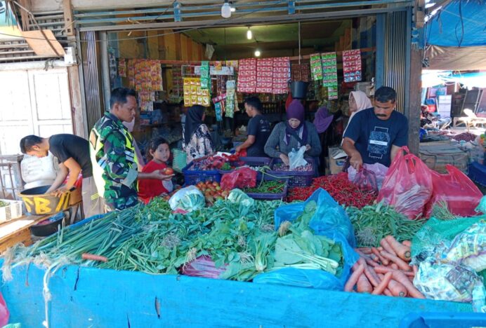 Jaga Stabilitas Pangan, Babinsa Seulimeum Lakukan Pengecekan Bahan Pokok