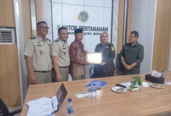 Jaksa Dikha Terima Penghargaan BWI Aceh Besar atas Dedikasi Peduli Tanah Wakaf