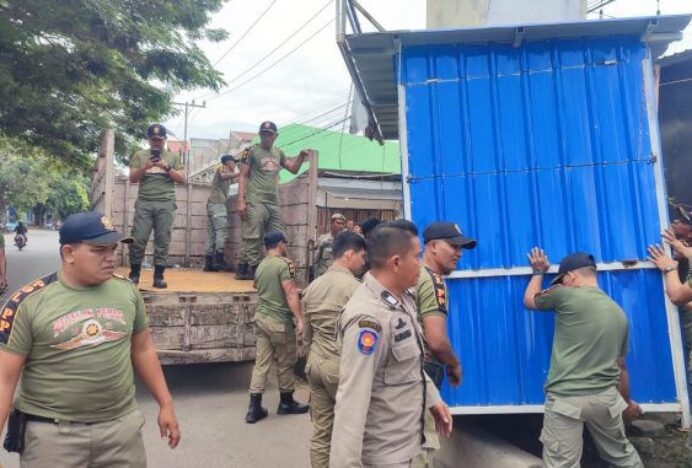 Satpol PP dan WH Kota Banda Aceh Tertibkan Kios di Kawasan Keudah