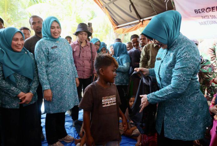 Kak Na Dampingi Ketum TP PKK Pusat Salurkan Bantuan ke Gampong Sah Raja