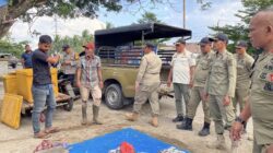 Satpol PP dan WH Aceh Besar Tertibkan PKL di Kawasan Jembatan Lambaro