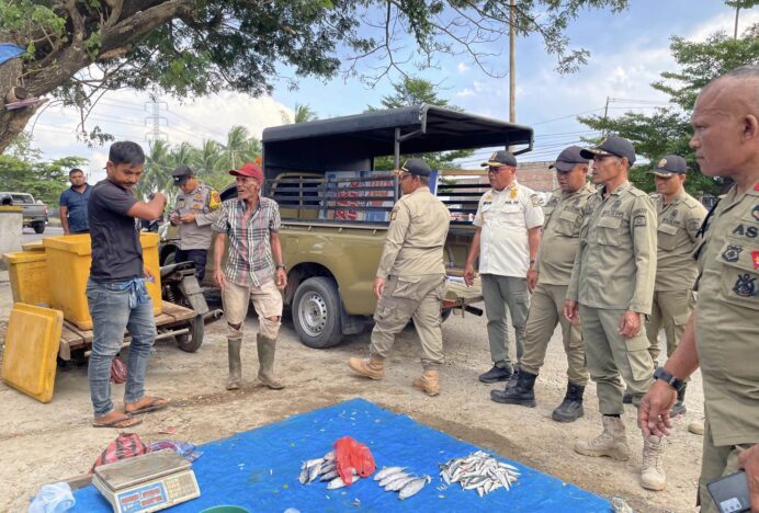 Satpol PP dan WH Aceh Besar Tertibkan PKL di Kawasan Jembatan Lambaro