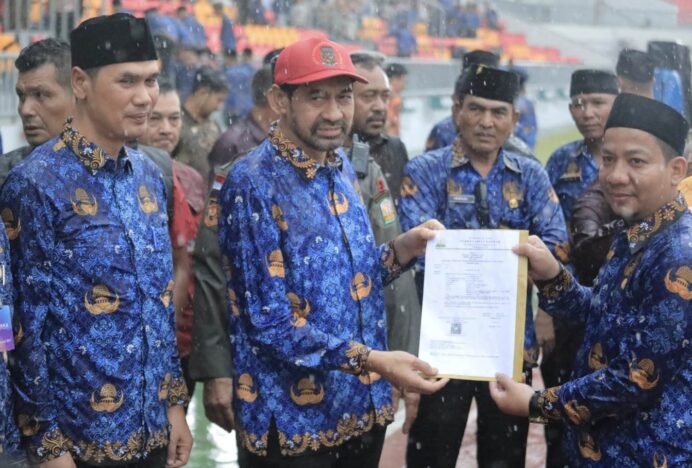 Di Bawah Hujan Deras, Mualem Serahkan SK PPPK Paruh Waktu untuk Ribuan Honorer
