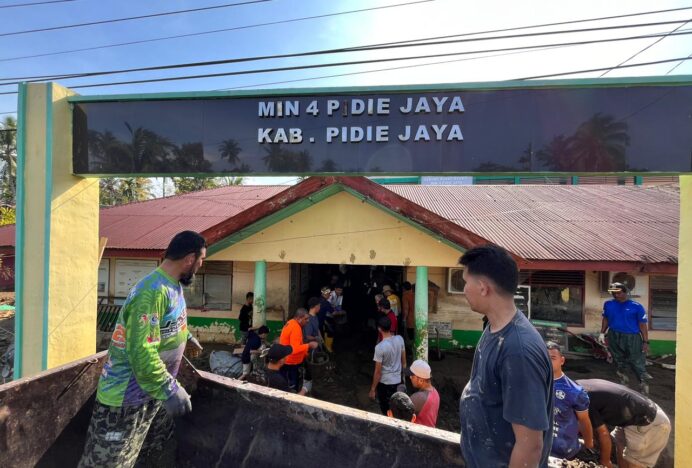 ASN Kemenag Aceh Besar Kerja Bakti Bersihkan Lumpur Banjir di MIN 4 Pidie Jaya
