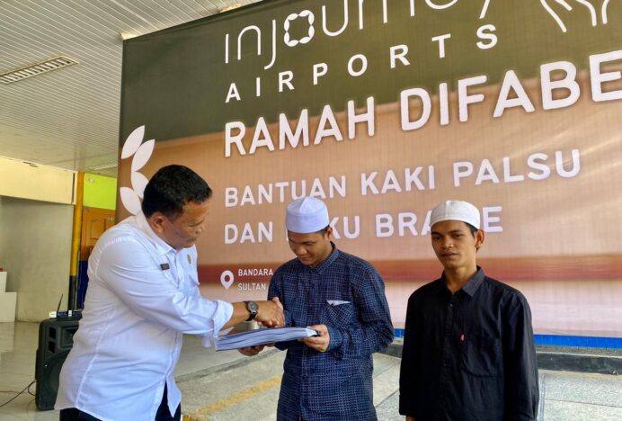 Staf Ahli Bupati Ir Makmun MT Serahkan Kaki Palsu dan Al-Qur’an Braille untuk Disabilitas