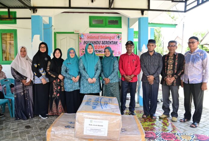 Ketua TP PKK Aceh Besar Serahkan BKB Kit Stunting di Gurah Peukan Bada