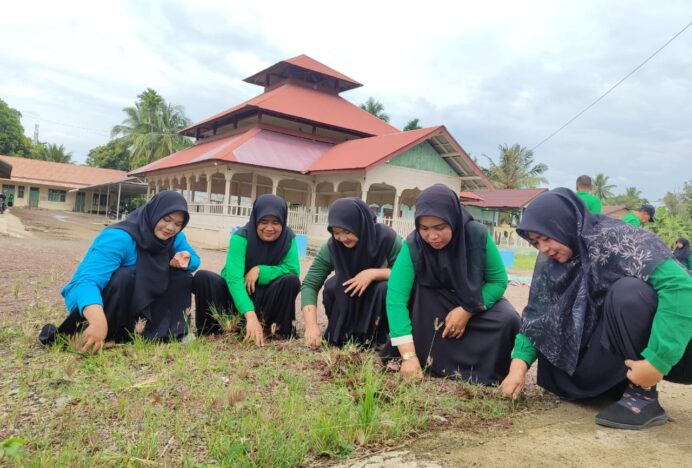 MIN 6 Aceh Besar Ikuti Gerakan Bersama Bersih-Bersih Masjid Sambut Ramadan