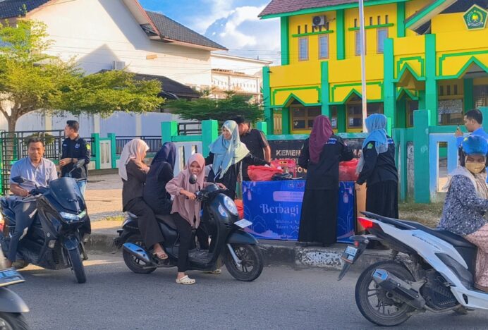 FPeKAT Kemenag Aceh Timur Berbagi Takjil Gratis dan Salurkan Donasi untuk Dayah