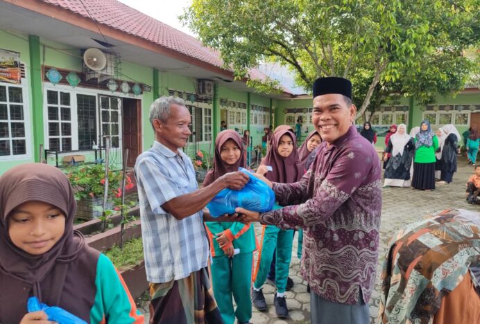 MIN 6 Aceh Besar Salurkan Paket Ramadhan untuk Anak Yatim dan Fakir Miskin