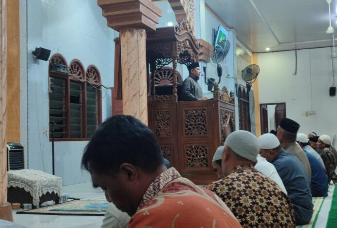 Camat Indrapuri Azhar Sampaikan Tausyiah Malam Kedua Ramadan di Masjid Abu Indrapuri