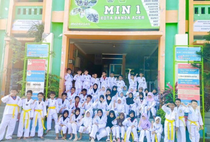 28 Atlet Taekwondo Dojang MIN 1 Banda Aceh Terima Sertifikat Uji Kenaikan Tingkat