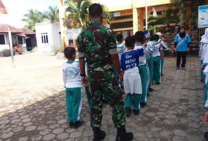 Babinsa Koramil 09/Ule Kareeng Latih PBB Siswa SDN 56 Lamglumpang