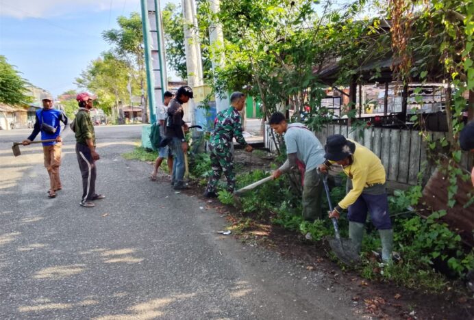 Anggota Koramil 05/MR Bersama Masyarakat Laksanakan Jumat Bersih