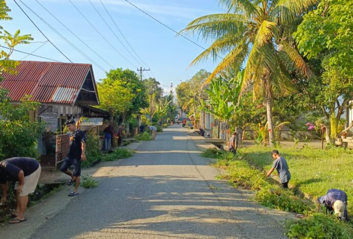 Jelang Ramadhan, Warga Gampong Seureumo Kompak Gotong Royong Bersihkan Lingkungan