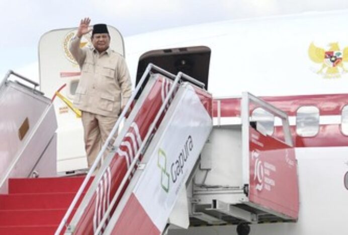 Hadiri Satu Abad NU di Jatim, Prabowo Disambut Ribuan Warga