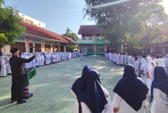 Wakil Ketua Komisi III DPRK Banda Aceh Tuanku Muhammad Jadi Pembina Upacara di MIS Lamgugob