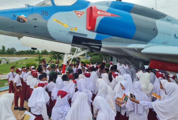 Ratusan Murid SD di Aceh Besar Outing Class ke Lanud SIM