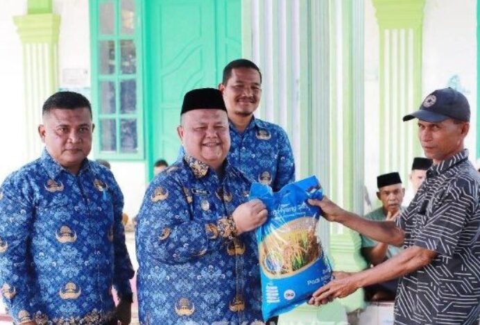 Pulihkan Pertanian Pascabanjir, Wakil Bupati Agara Salurkan Bantuan 4,8 Ton Bibit Padi