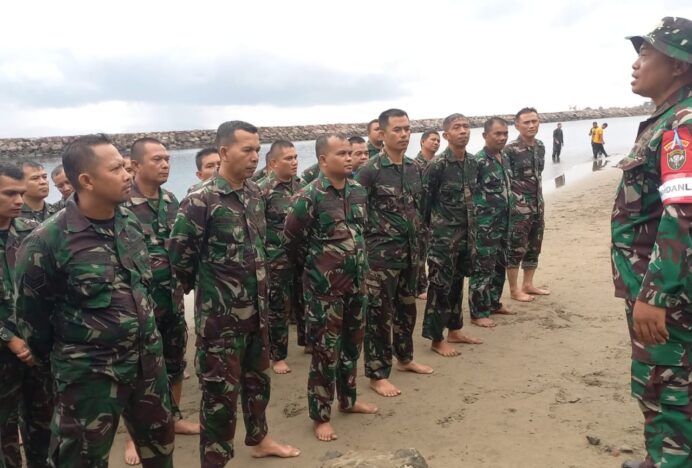 Asah Kemampuan Prajurit, Kodim 0101/KBA Gelar PSJM Renang Militer di Pantai Cermin
