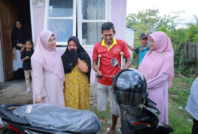 TP-PKK Aceh Besar Serahkan Motor Roda Tiga untuk Disabilitas di Peukan Bada