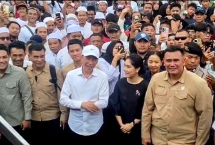 Jokowi Ikut Kirab PSI di Tegal, Tertawa Lihat Kaesang Buka Acara