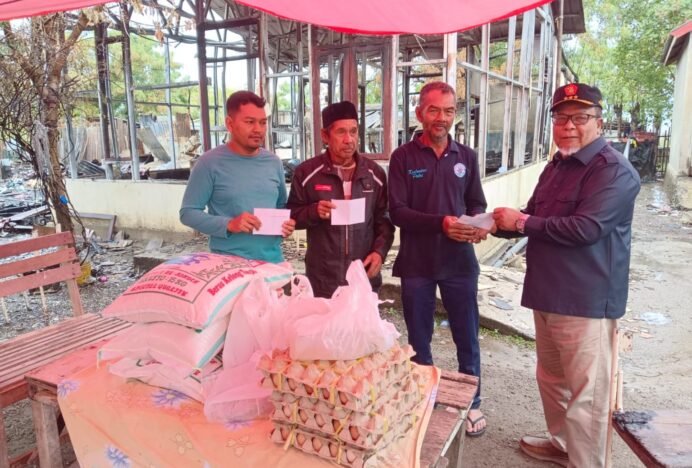 Politisi Partai Gerindra Irwansyah, SE Serahkan Bantuan kepada Korban Kebakaran di Alue Naga