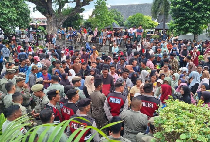 Seribuan Warga Padati Pendopo Gubernur Aceh Minta Bantuan Uang Daging Meugang