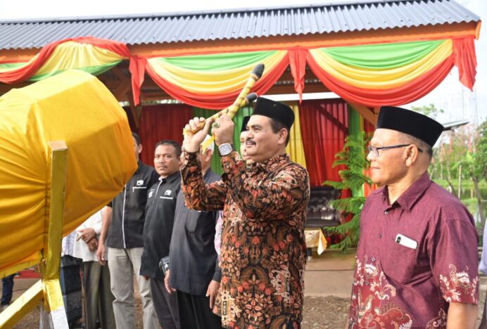 Pukul Bedug, Kadis PMG Aceh Besar Resmikan Bazar Ramadhan dan Launching Meunasah Gampong Leu Ue