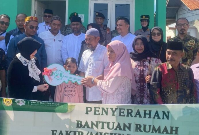 Anggota DPRK Zulkasmi Dampingi Wali Kota Banda Aceh Serahkan Rumah Layak Huni Korban Kebakaran di Jeulingke