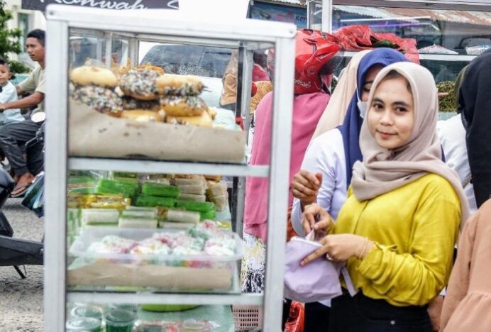 Sore Ramadhan, Masyarakat Serbu Lapak Takjil di Lambaro