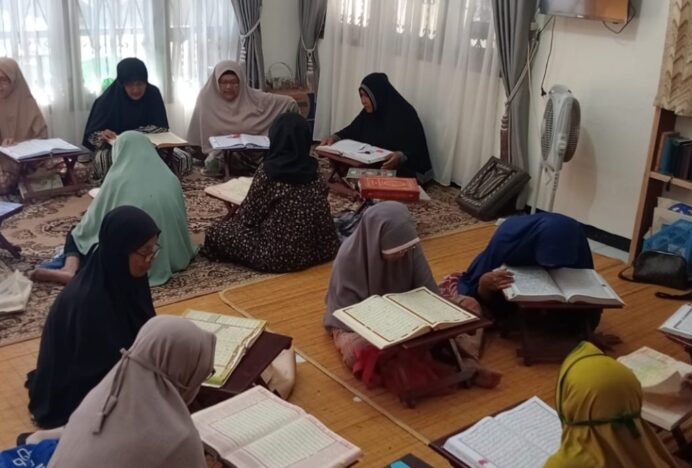 Gampong Lampaseh Lhok Montasik Tumbuhkan Semangat Cinta Al-Qur’an Melalui Pengajian Rutin