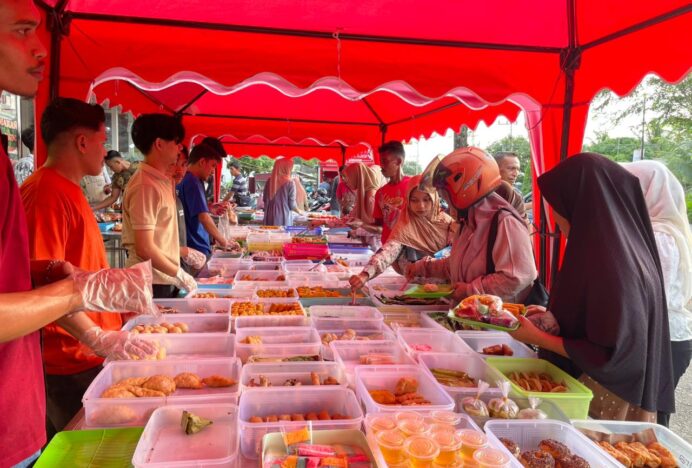 Berburu Takjil, Lapak Diserbu Warga dan Wisatawan