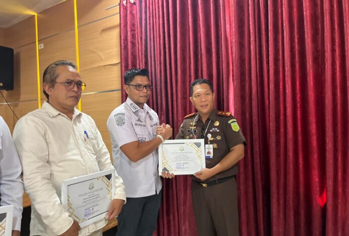 Kajari Aceh Besar Beri Penghargaan Kepada 9 Instansi Pendukung Kemajuan Penegakan Hukum