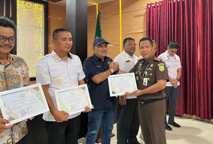 PWI Aceh Besar Terima Penghargaan Kejari