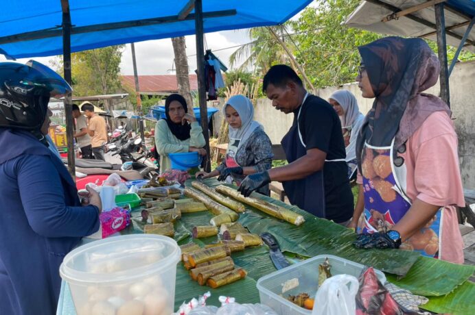Berkah Ramadhan, Pedagang Leumang di Lamdingin Raup Keuntungan dari Ratusan Bambu per Hari