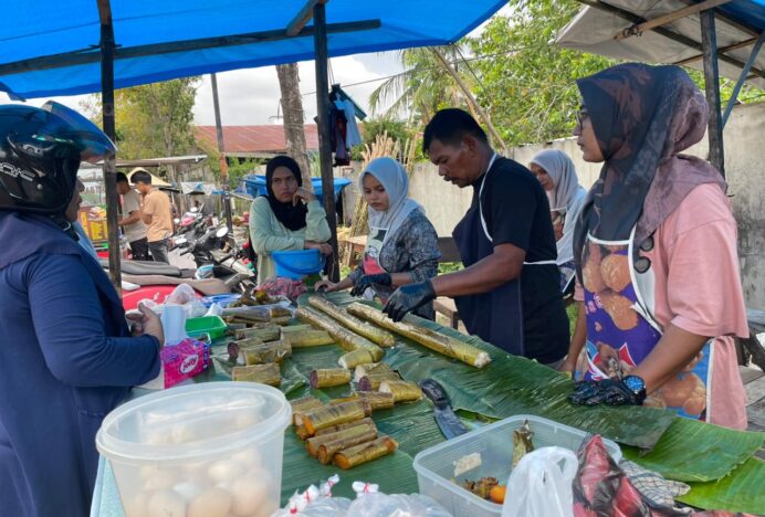 Berkah Ramadhan, Pedagang Leumang di Lamdingin Raup Keuntungan dari Ratusan Bambu per Hari