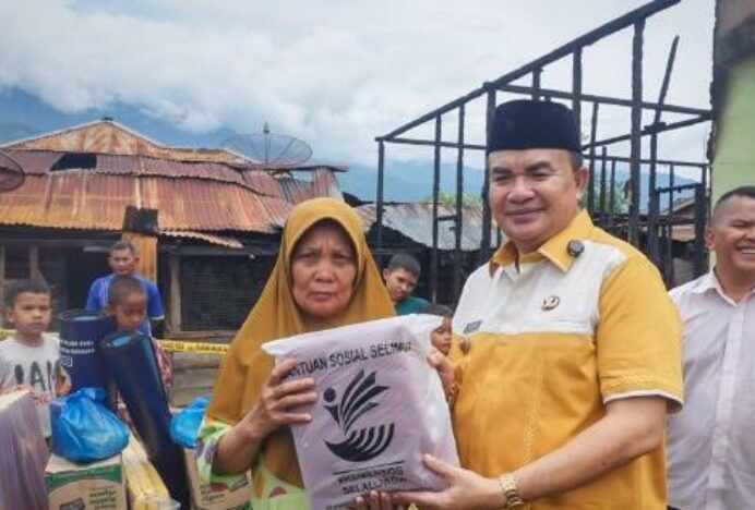 Bupati Agara Salurkan Bantuan Masa Panik bagi 7 KK Korban Kebakaran Desa Lawe Hijo