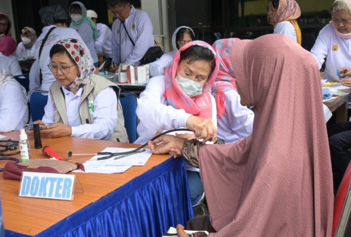 Dister AU dan Komunitas Lintas Agama Gelar Bakti Sosial Nyepi 1948 Saka di Lanud SIM