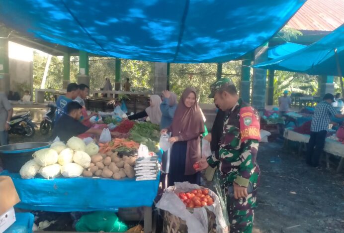 Pantau Stabilitas Harga, Babinsa Koramil 26/Kuta Cot Glie Kunjungi Pasar Keumireu