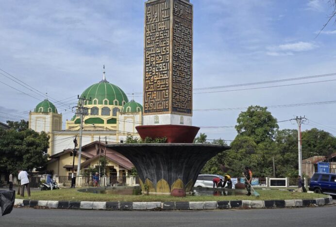 Sambut Ramadhan, Forkopimcam Blang Bintang Bersihkan Gerbang Masuk Aceh