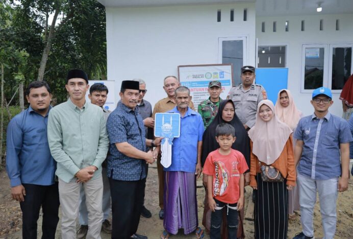 Wabup Aceh Besar Serahkan Rumah Bantuan Islamic Relief di Blang Bintang